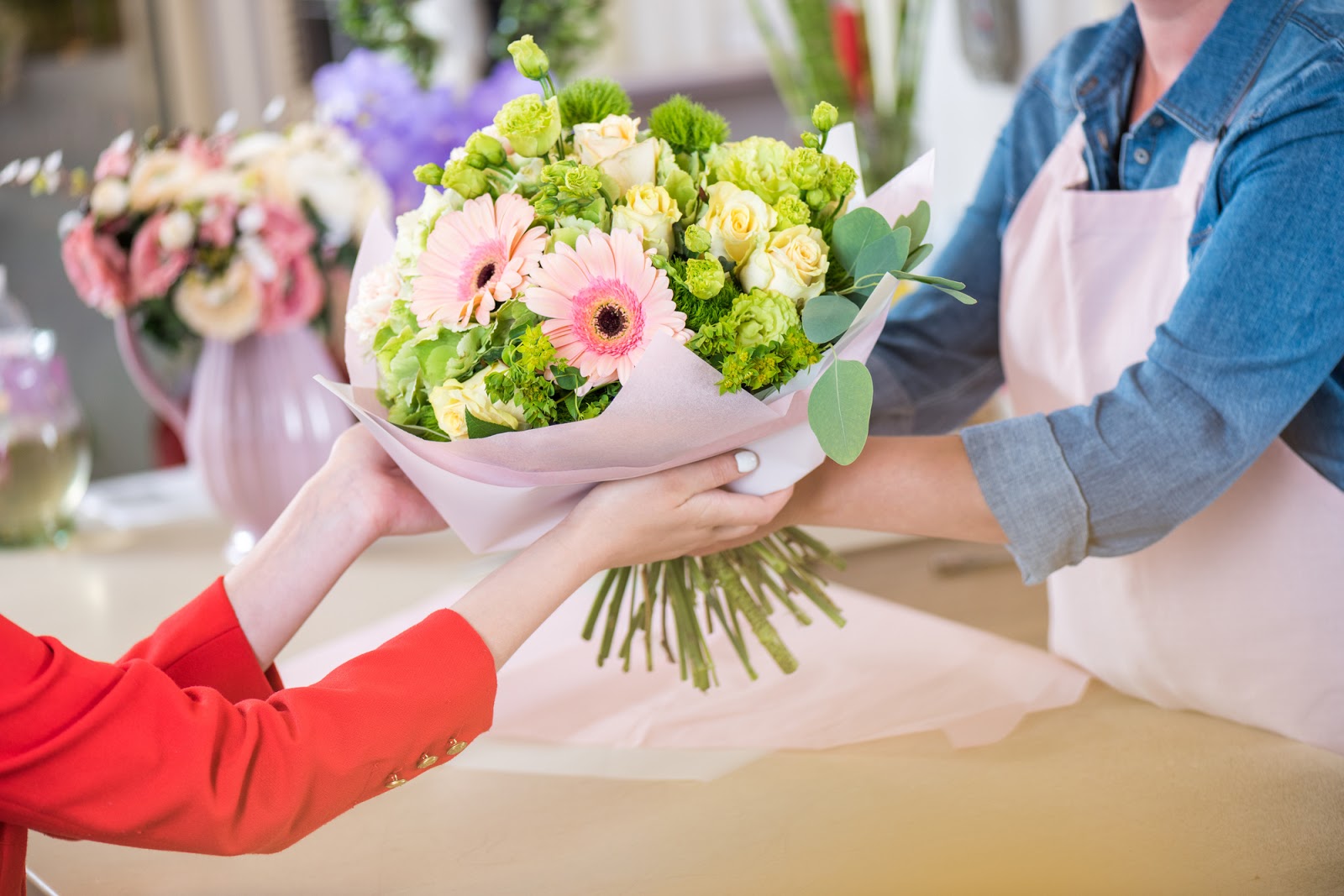 Tặng hoa với dịch vụ chuyển phát nhanh quà tặng uy tín