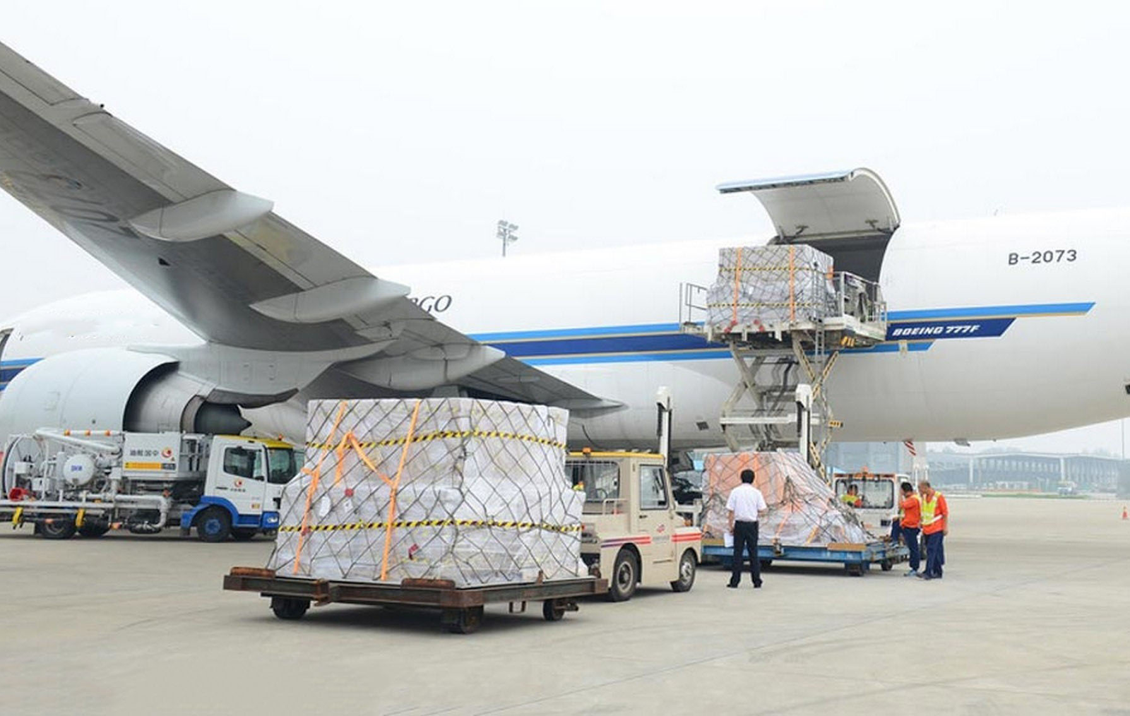 Ưu và nhược điểm của vận chuyển hàng hóa bằng xe tải so với máy bay